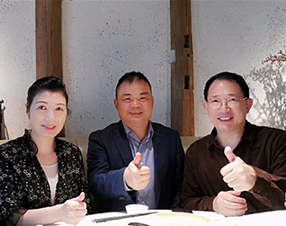 標王機房監控薛東山與單仁資訊集團單仁博士、賈鹛院長(cháng)合照