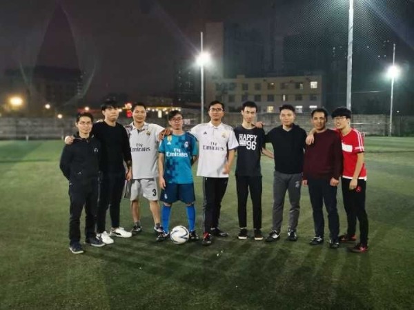 邁世足球小分隊享受運動(dòng)，綠茵場(chǎng)上的雨夜鏖戰